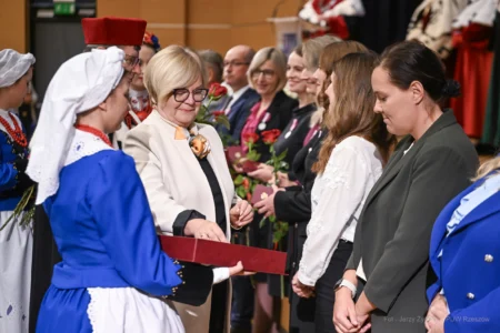 Zdjęcie przedstawia uczestników inauguracji roku akademickiego na Politechnice Rzeszowskiej