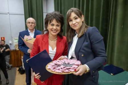 Zdjęcie przedstawia uczestników jubileuszu małżeńskiego w gminie Gorzyce