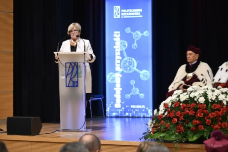 Zdjęcie przedstawia uczestników inauguracji roku akademickiego na Politechnice Rzeszowskiej