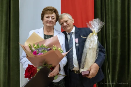 Zdjęcie przedstawia uczestników jubileuszu małżeńskiego w gminie Gorzyce
