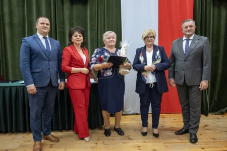 Zdjęcie przedstawia uczestników jubileuszu małżeńskiego w gminie Gorzyce