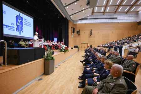 Zdjęcie przedstawia uczestników inauguracji roku akademickiego na Politechnice Rzeszowskiej