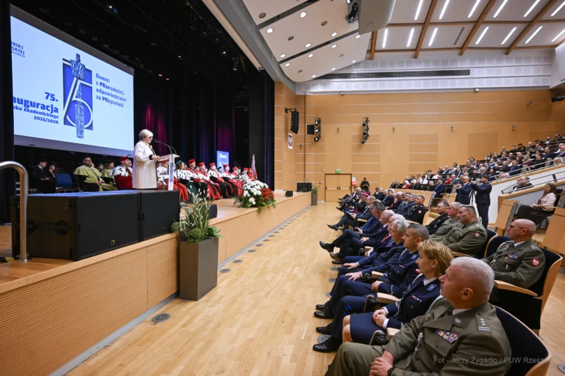 Zdjęcie przedstawia uczestników inauguracji roku akademickiego na Politechnice Rzeszowskiej