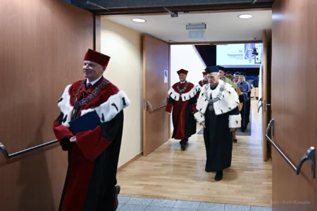 Zdjęcie przedstawia uczestników inauguracji roku akademickiego na Politechnice Rzeszowskiej