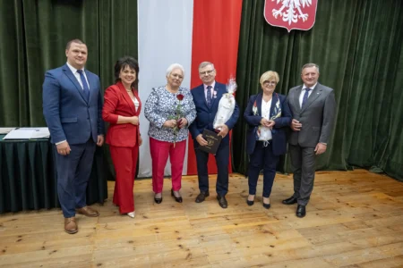 Zdjęcie przedstawia uczestników jubileuszu małżeńskiego w gminie Gorzyce