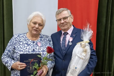 Zdjęcie przedstawia uczestników jubileuszu małżeńskiego w gminie Gorzyce