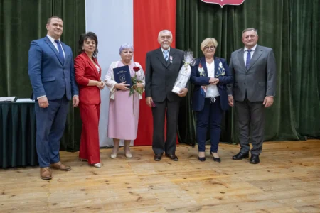 Zdjęcie przedstawia uczestników jubileuszu małżeńskiego w gminie Gorzyce
