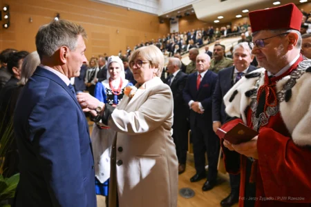 Zdjęcie przedstawia uczestników inauguracji roku akademickiego na Politechnice Rzeszowskiej
