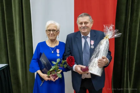 Zdjęcie przedstawia uczestników jubileuszu małżeńskiego w gminie Gorzyce