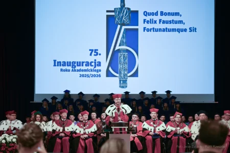 Zdjęcie przedstawia uczestników inauguracji roku akademickiego na Politechnice Rzeszowskiej