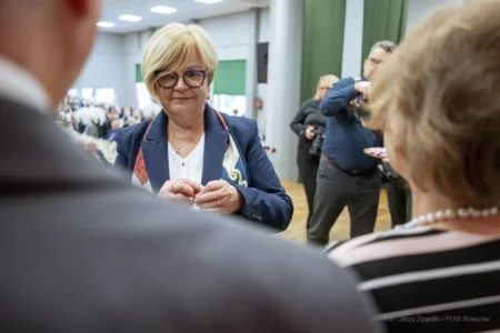 Zdjęcie przedstawia uczestników jubileuszu małżeńskiego w gminie Gorzyce