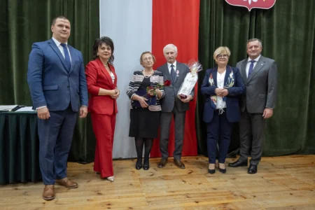Zdjęcie przedstawia uczestników jubileuszu małżeńskiego w gminie Gorzyce