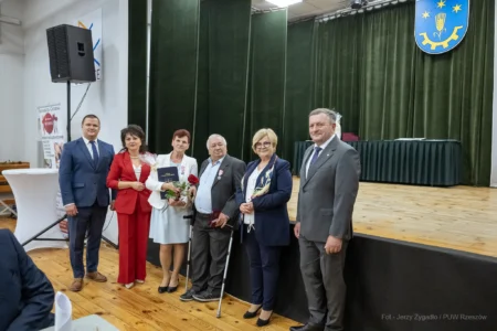 Zdjęcie przedstawia uczestników jubileuszu małżeńskiego w gminie Gorzyce