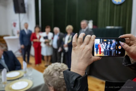 Zdjęcie przedstawia uczestników jubileuszu małżeńskiego w gminie Gorzyce