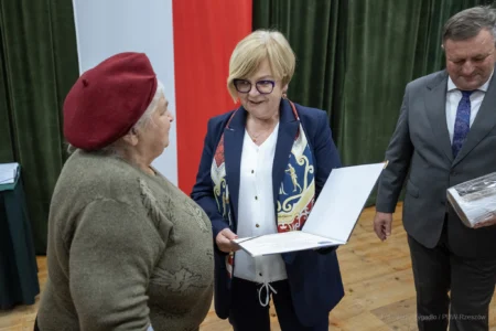 Zdjęcie przedstawia uczestników jubileuszu małżeńskiego w gminie Gorzyce