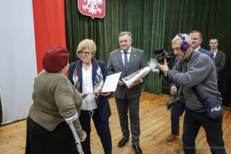 Zdjęcie przedstawia uczestników jubileuszu małżeńskiego w gminie Gorzyce