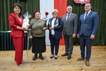 Zdjęcie przedstawia uczestników jubileuszu małżeńskiego w gminie Gorzyce