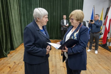 Zdjęcie przedstawia uczestników jubileuszu małżeńskiego w gminie Gorzyce