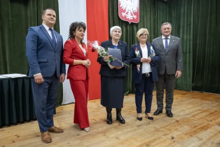 Zdjęcie przedstawia uczestników jubileuszu małżeńskiego w gminie Gorzyce