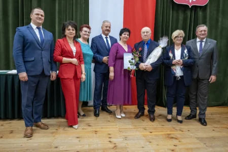 Zdjęcie przedstawia uczestników jubileuszu małżeńskiego w gminie Gorzyce