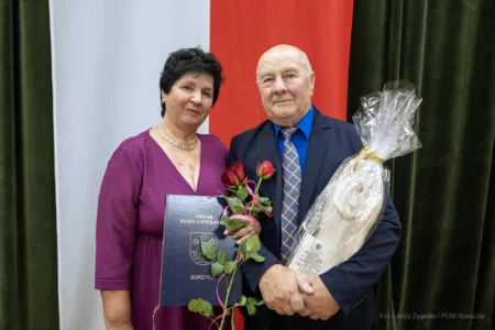 Zdjęcie przedstawia uczestników jubileuszu małżeńskiego w gminie Gorzyce