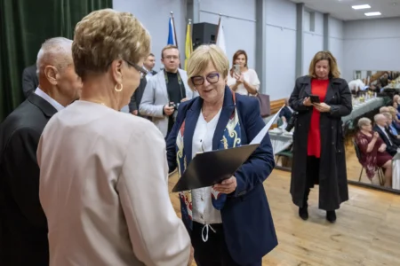 Zdjęcie przedstawia uczestników jubileuszu małżeńskiego w gminie Gorzyce