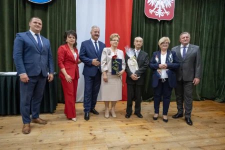 Zdjęcie przedstawia uczestników jubileuszu małżeńskiego w gminie Gorzyce