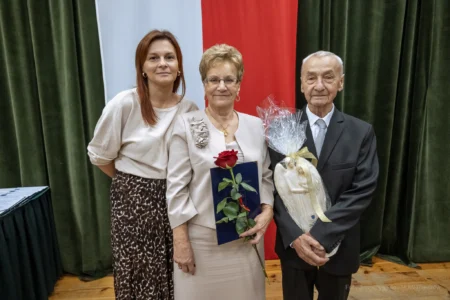 Zdjęcie przedstawia uczestników jubileuszu małżeńskiego w gminie Gorzyce