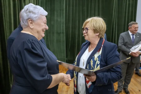 Zdjęcie przedstawia uczestników jubileuszu małżeńskiego w gminie Gorzyce