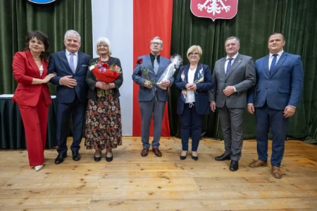 Zdjęcie przedstawia uczestników jubileuszu małżeńskiego w gminie Gorzyce