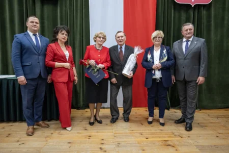 Zdjęcie przedstawia uczestników jubileuszu małżeńskiego w gminie Gorzyce
