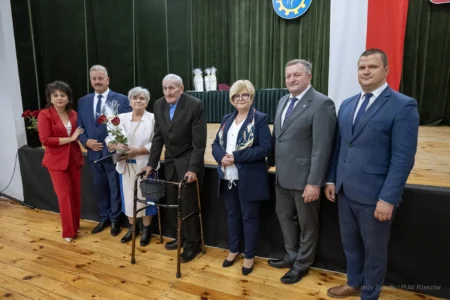 Zdjęcie przedstawia uczestników jubileuszu małżeńskiego w gminie Gorzyce