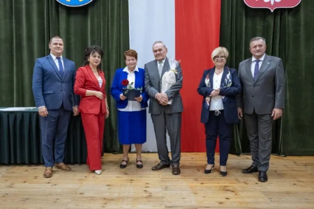 Zdjęcie przedstawia uczestników jubileuszu małżeńskiego w gminie Gorzyce