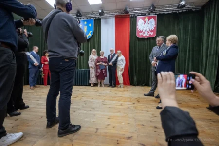 Zdjęcie przedstawia uczestników jubileuszu małżeńskiego w gminie Gorzyce