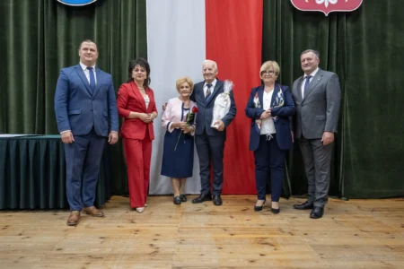 Zdjęcie przedstawia uczestników jubileuszu małżeńskiego w gminie Gorzyce