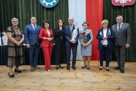 Zdjęcie przedstawia uczestników jubileuszu małżeńskiego w gminie Gorzyce
