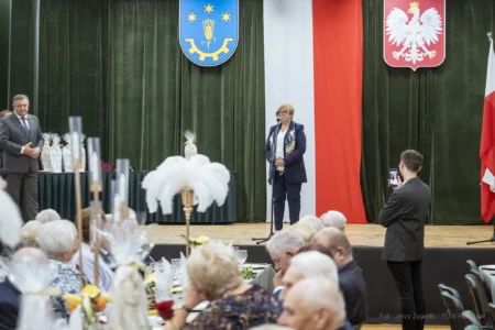 Zdjęcie przedstawia uczestników jubileuszu małżeńskiego w gminie Gorzyce