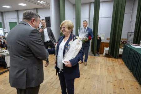 Zdjęcie przedstawia uczestników jubileuszu małżeńskiego w gminie Gorzyce