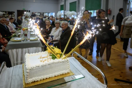 Zdjęcie przedstawia uczestników jubileuszu małżeńskiego w gminie Gorzyce