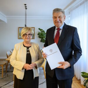 Zdjęcie przedstawia wojewodę podkarpackiego Teresę Kubas-Hul i konsultanta wojewódzkiego w dziedzinie położnictwa i ginekologii Jarosława Janeczko