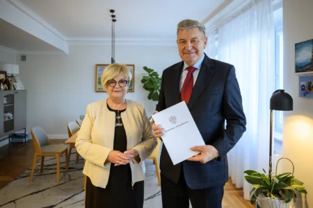 Zdjęcie przedstawia wojewodę podkarpackiego Teresę Kubas-Hul i konsultanta wojewódzkiego w dziedzinie położnictwa i ginekologii Jarosława Janeczko