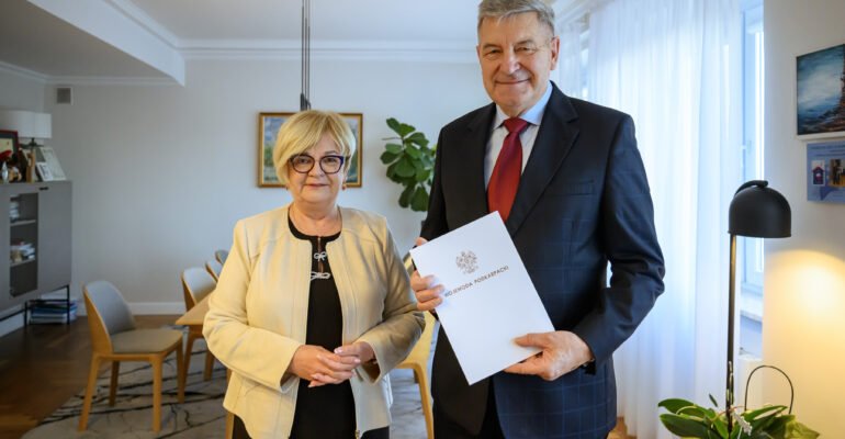 Zdjęcie przedstawia wojewodę podkarpackiego Teresę Kubas-Hul i konsultanta wojewódzkiego w dziedzinie położnictwa i ginekologii Jarosława Janeczko