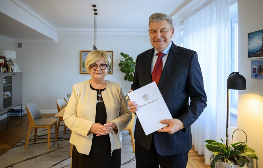 Zdjęcie przedstawia wojewodę podkarpackiego Teresę Kubas-Hul i konsultanta wojewódzkiego w dziedzinie położnictwa i ginekologii Jarosława Janeczko