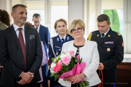 Zdjęcie przedstawia uczestników uroczystości z okazji Dnia Ratownictwa Medycznego