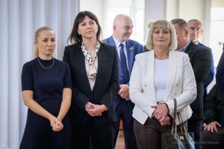 Zdjęcie przedstawia uczestników uroczystości z okazji Dnia Ratownictwa Medycznego