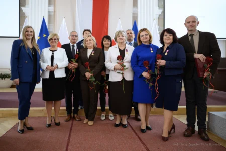 Zdjęcie przedstawia uczestników uroczystości z okazji Dnia Ratownictwa Medycznego