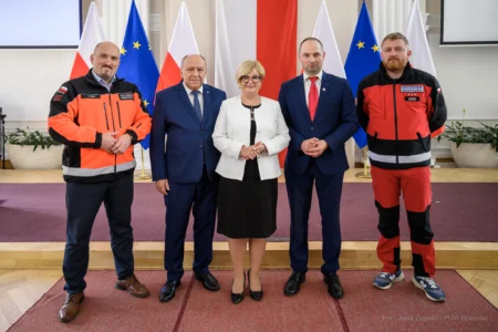 Zdjęcie przedstawia uczestników uroczystości z okazji Dnia Ratownictwa Medycznego