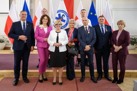 Zdjęcie przedstawia uczestników uroczystości z okazji Dnia Ratownictwa Medycznego
