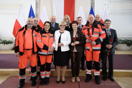 Zdjęcie przedstawia uczestników uroczystości z okazji Dnia Ratownictwa Medycznego