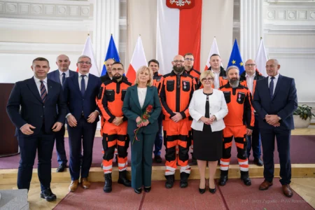 Zdjęcie przedstawia uczestników uroczystości z okazji Dnia Ratownictwa Medycznego